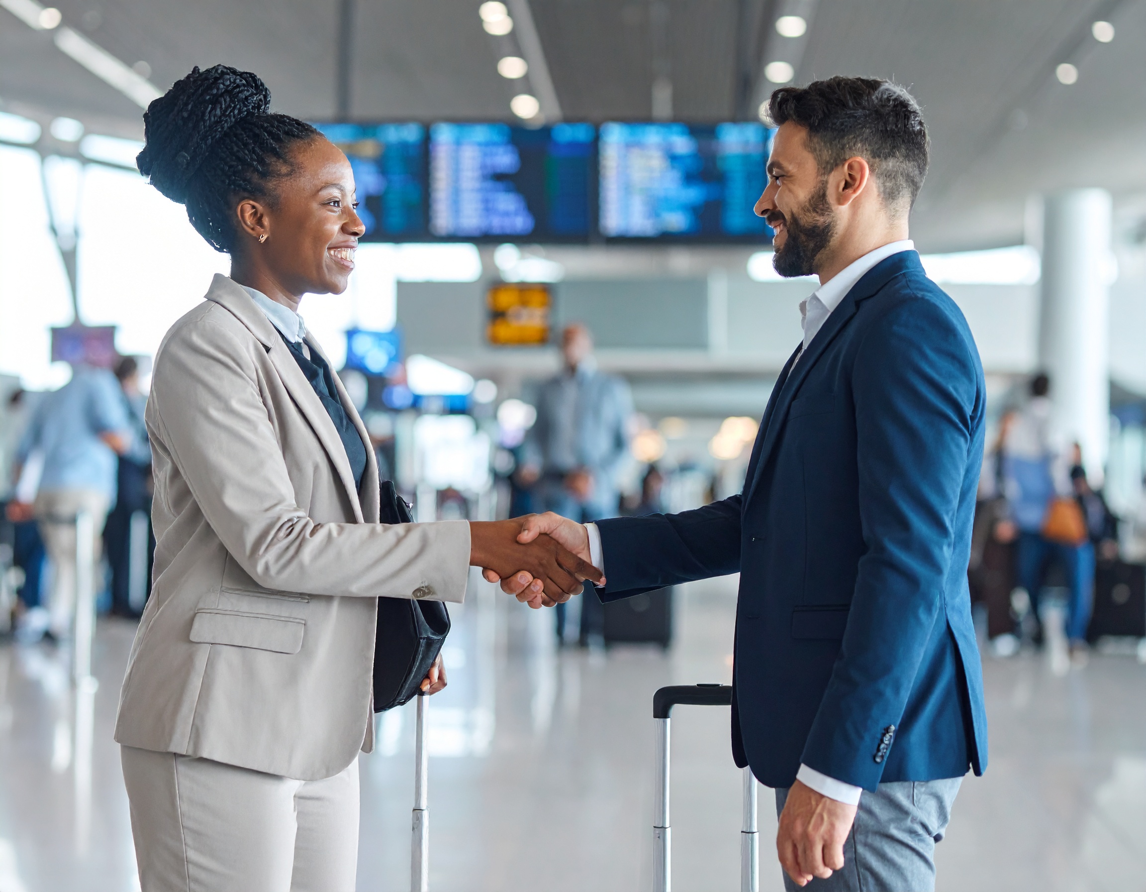 Une femme et un homme qui se serre la main à l'aéroport après avois conclu un accord sur les kilos disponibles dans leur bagages grâce à la plateforme KiloVoyage (image générée par IA)